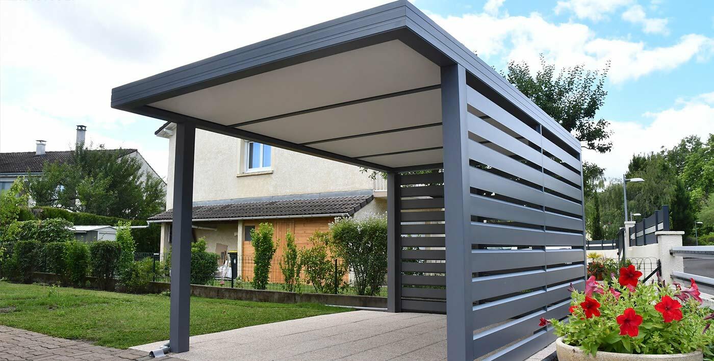 Carport Wallis&Park avec toiture en panneaux pleins et brise-vues latéraux