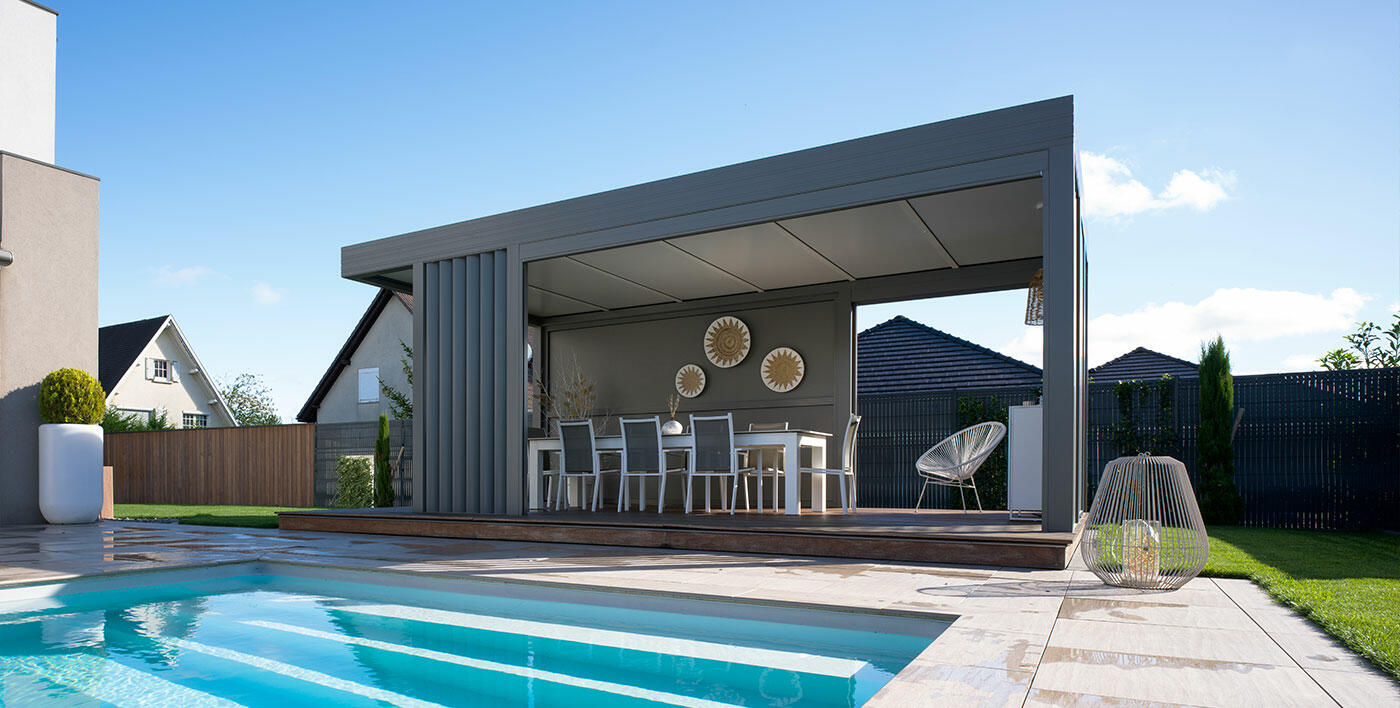 Gazebo Wallis&Garden® avec panneaux pleins en toiture, bardage, brise-vues et stores occultants