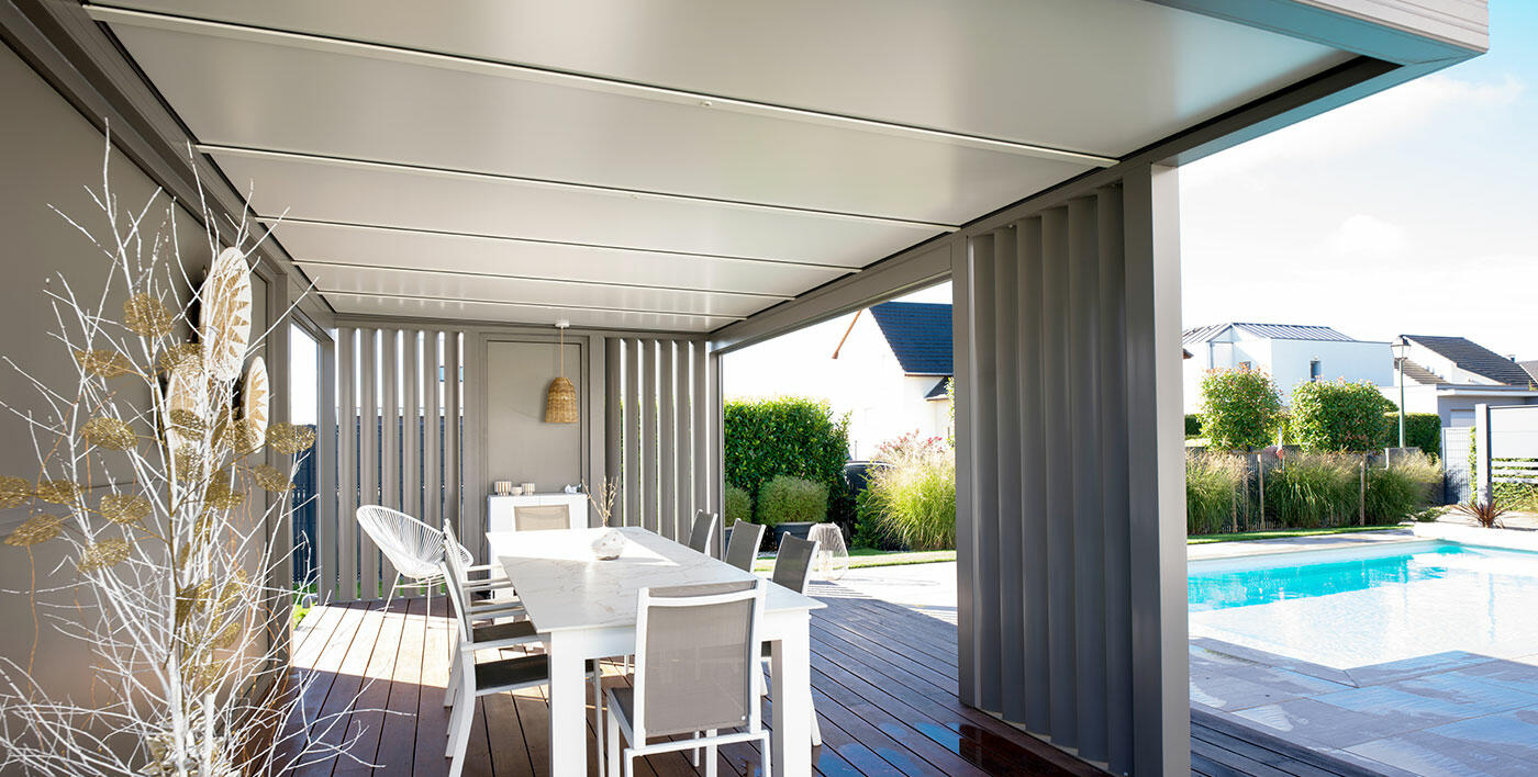 Vue intérieure du Gazebo Wallis&Garden, un bulle de détente dans le jardin ! 