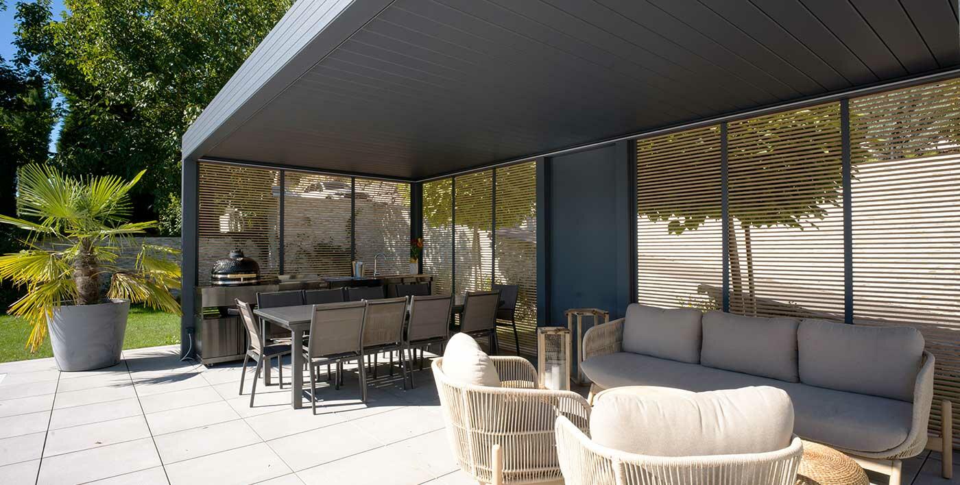 Gazebo Wallis&Garden avec douple espace réceptif : un coin repas et un coin salon