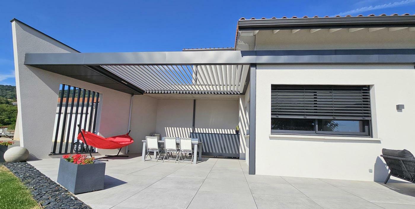 Pergola alu bioclimatique positionné entre des murs