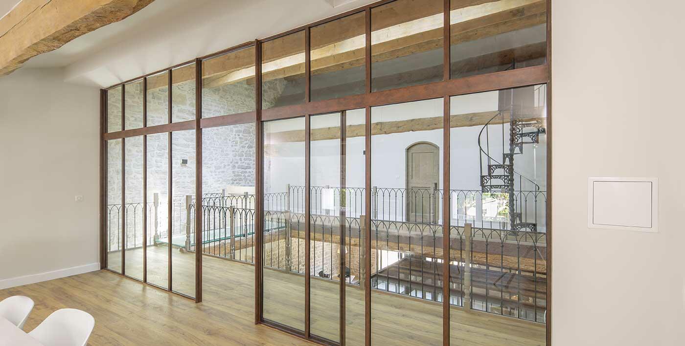 Verrière intérieure sur-mesure dans une salle de réunion avec porte coulissante